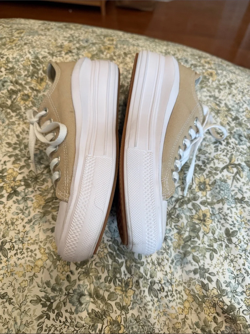 Converse Low-Top Sneakers in Light Beige and White - Picture 2 of 4